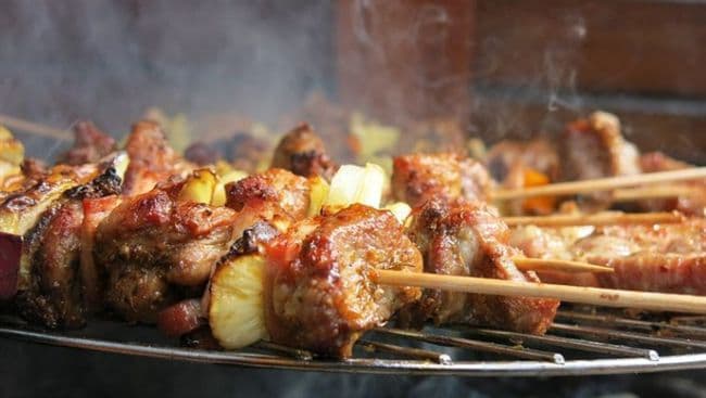 中秋烤肉！他把「1國民零食」丟上烤網　3.8萬人暴動跟著試：口感頂到爆（新聞配圖）