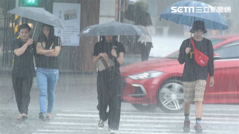 週四東北季風殺到！2地被雨彈炸到下週　氣象署：熱帶擾動整合中（新聞配圖）