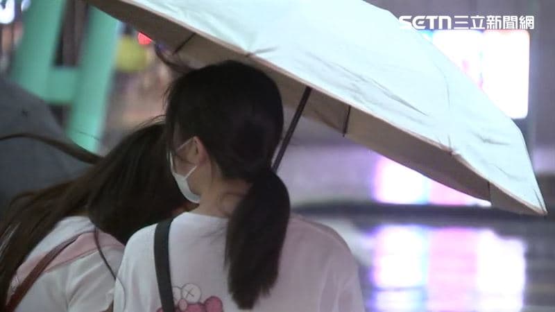 急轉濕涼!這天起全台迎「兩段式階梯降溫」、彩雲颱風將生成(新聞配圖)