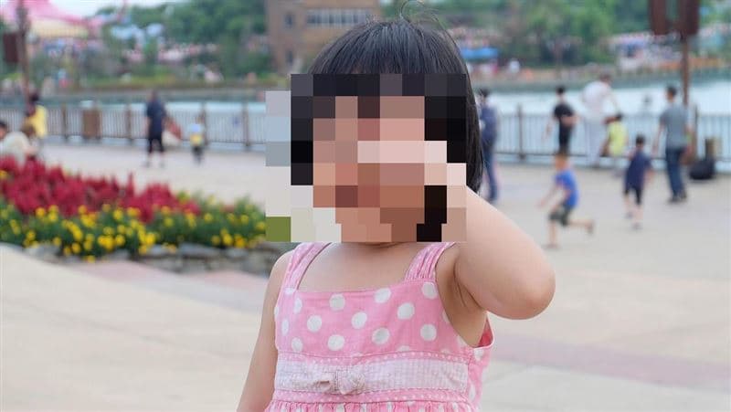 劣父逼幼女掛「畜生小偷」紙板遊街　疑因長的像離家出走的媽常遭到家暴（新聞配圖）