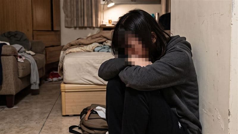 坐正妹旁動歪念!噁男搭台鐵手肘「腰腿狂蹭」…她噁心想吐 結局出爐(新聞配圖)