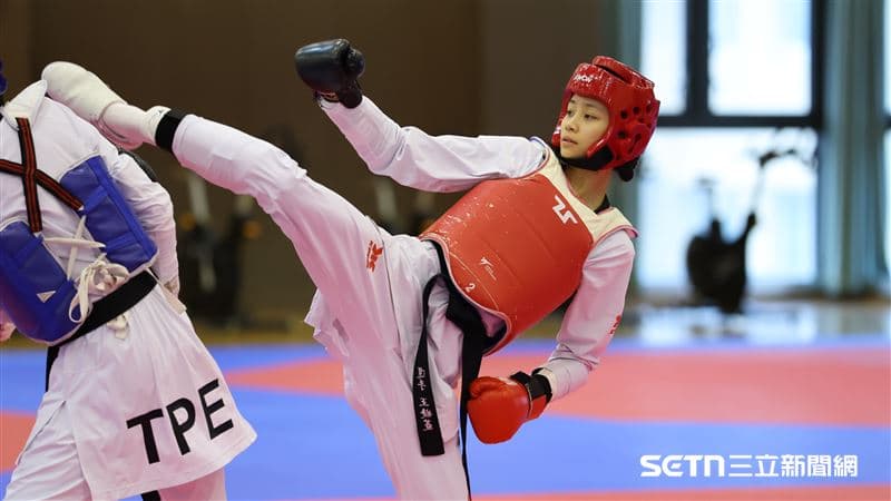 亞運/閉幕式台灣「T」開頭36位進場 17歲跆拳道新星王婕菱任掌旗官(新聞配圖)