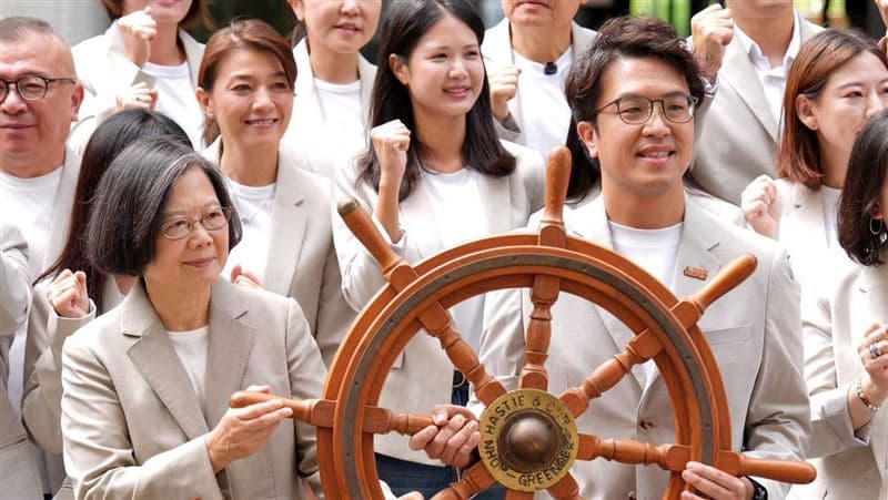 蔡英文曬「船員證」問下步做什麼?沈伯洋嗨回一句 網笑:不要問A答B(新聞配圖)