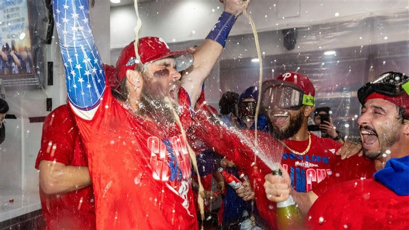 MLB/險寫史上最尬紀錄!費城人淘汰響尾蛇搭外卡末班車 連5年闖季後賽(新聞配圖)