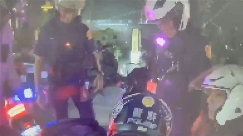 中秋連假尾聲爆衝突！林森北路醉男衝車道　警狂吼「趴下」畫面曝光（新聞配圖）
