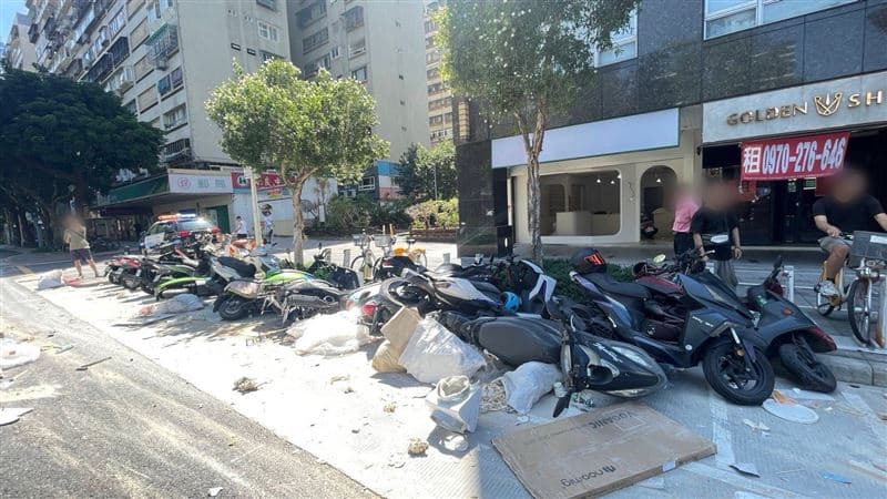 北市忠孝東路失控猛衝！路邊「12機車+Ubike」全遭殃　駕駛撞完落跑了（新聞配圖）