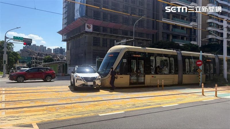 新北淡海輕軌驚傳事故！女三寶違規左轉直接撞車頭　乘客嚇壞現場畫面曝（新聞配圖）
