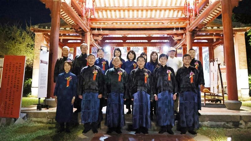 新加坡快閃推農產、凌晨台南祭孔!黃偉哲鐵人行程驚呆網:真沒複製人嗎(新聞配圖)