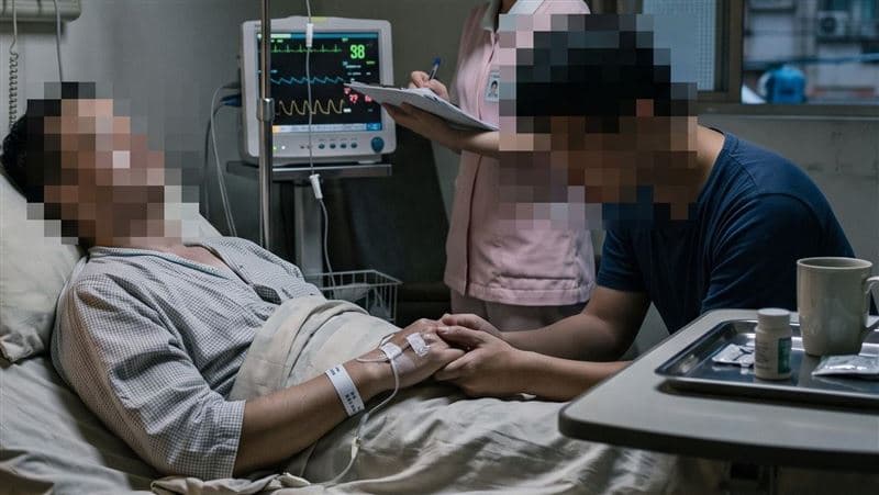 無良父賭博敗光房產…拋家棄子30多年!長子臨終前悲吐:死也不給爸爸(新聞配圖)
