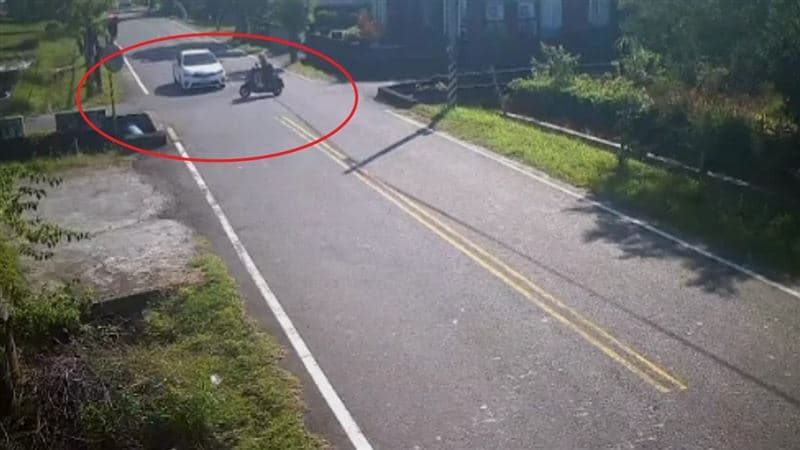 22歲女上班途中出事!路口遭小客車撞飛30公尺不治 車禍瞬間畫面曝光(新聞配圖)