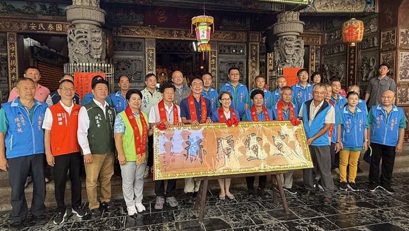 蕭美琴赴水里永豐宮贈匾 温世政提交通、車站及水里溪發展構想(新聞配圖)