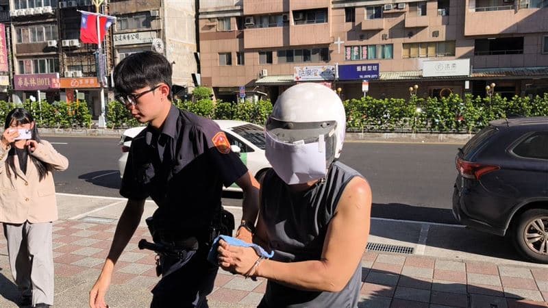 劣父逼幼女掛「畜生小偷」紙板遊街 親友揭露父兄常施暴卻阻止不了(新聞配圖)