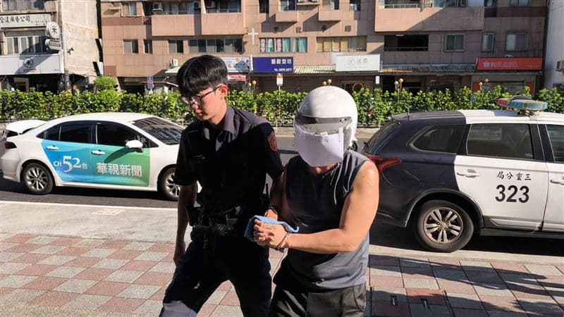 惡父逼13歲女童掛牌「畜生」遊街！深夜遭羈押禁見理由曝光（新聞配圖）