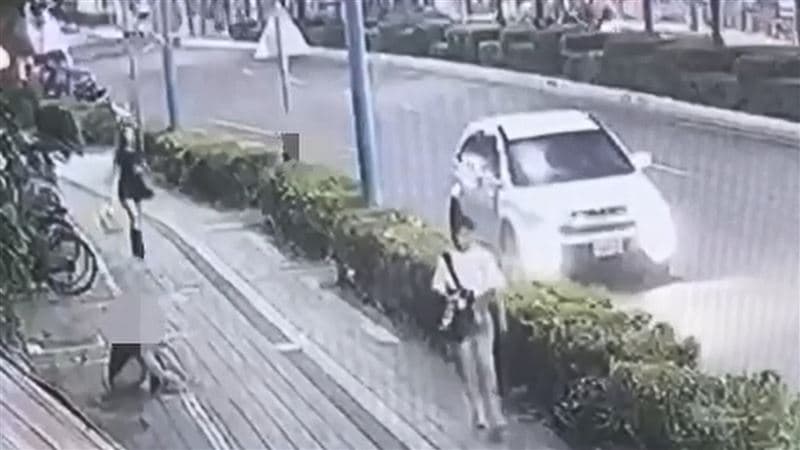 新北情侶街頭爆衝突互毆 狠男狂K女友幼子目睹崩潰大哭(新聞配圖)