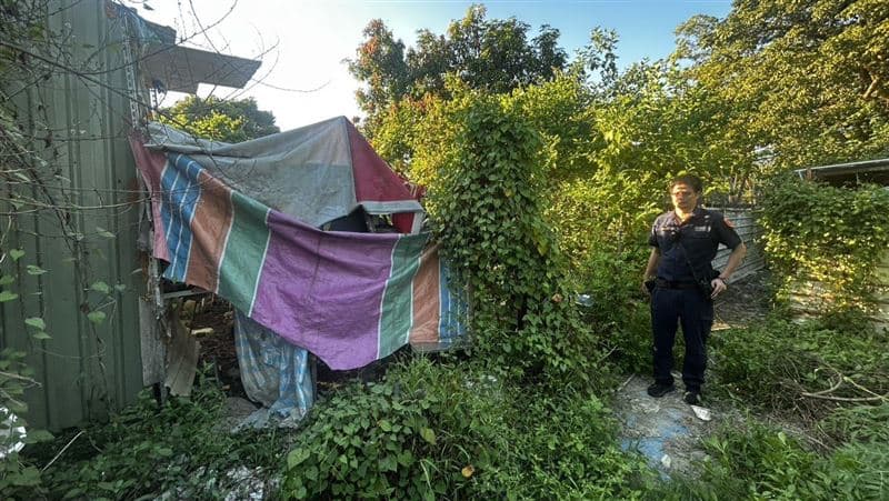 快訊／高雄橋頭驚見乾屍！遺骸倒臥草叢⋯身旁遺留機車　警急拉封鎖線（新聞配圖）