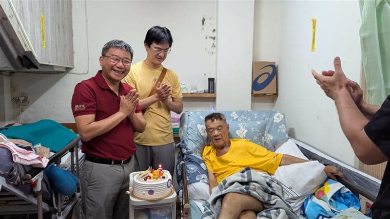 才剛吃完生日蛋糕…高雄10連霸里長「狄老大」猝逝!(新聞配圖)
