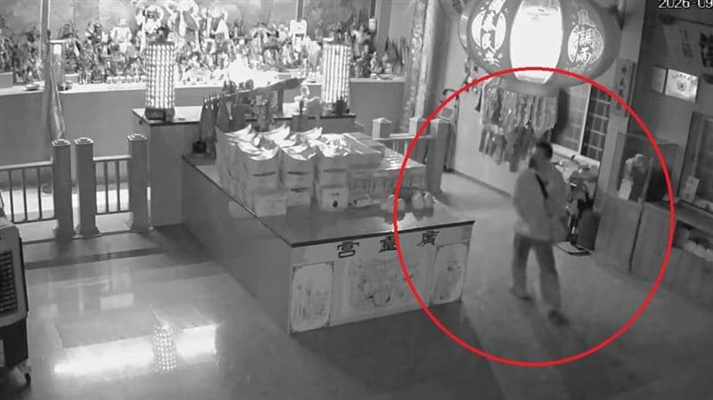 監視器曝！苗栗廣靈宮遭竊、眼鏡男搜刮神像金飾全被拍　廟方：損失百萬（新聞配圖）