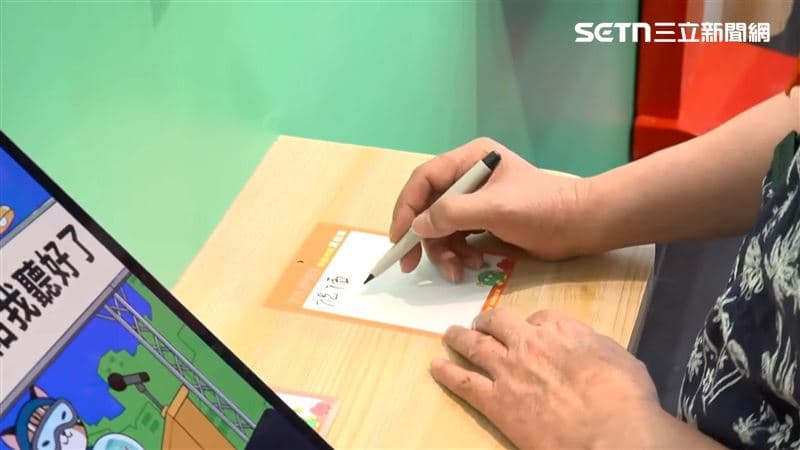 開箱沈伯洋競總!賴清德親寫卡片曝「當選第一要務」:照顧小孩預防兒虐(新聞配圖)