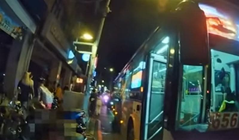 怒推倒阿北頭破血流!男搭公車看影片太大聲遭勸 被逮激動:他先動手的(新聞配圖)