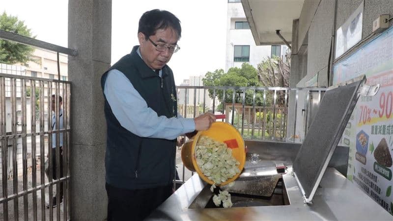 蔣萬安測午餐鹹度惹議!黃偉哲發文「台南忙的是態度」 網笑:酸度爆表(新聞配圖)