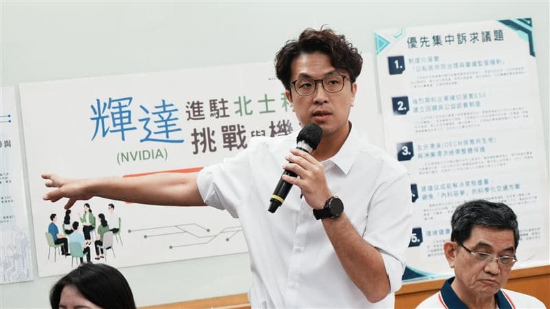 沈伯洋鐵人行程曝光!發燒跑選戰「還回大學授課」 背後投影幕驚呆全網(新聞配圖)