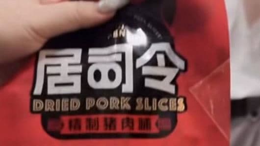 拍片炫耀帶中國豬肉脯!女爽喊「沒被抓」惹眾怒 防檢署硬起來要查了(新聞配圖)