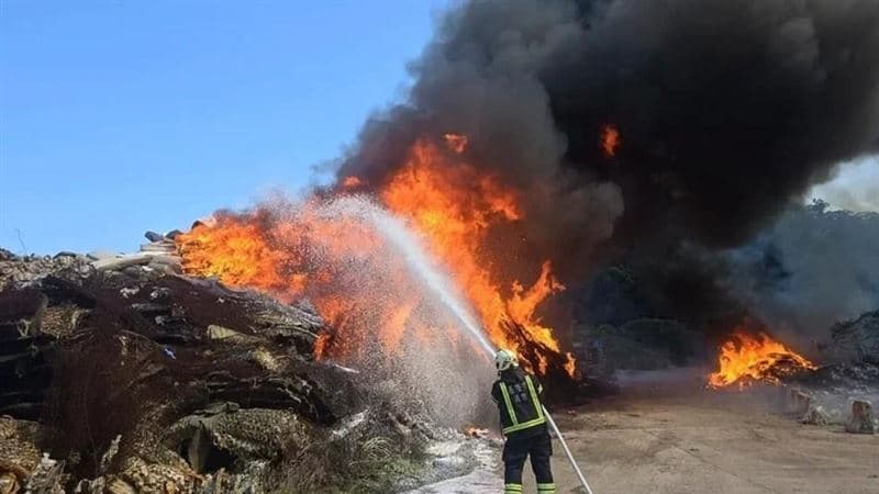 烈焰沖天畫面曝!基隆天外天垃圾掩埋場大火 消防局16車37人救援(新聞配圖)