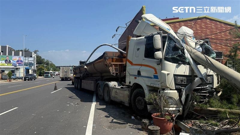 苗栗通霄驚悚車禍!砂石車閃車逆向撞斷3電桿…車頭凹陷慘況曝光(新聞配圖)