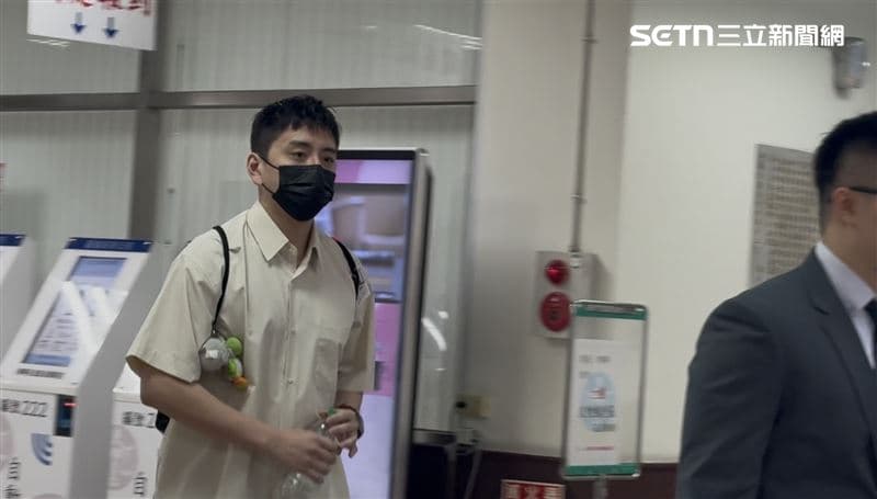 法官連番提問!王大陸急回答引全場笑了 閃兵集團首腦鏡頭前首曝光(新聞配圖)