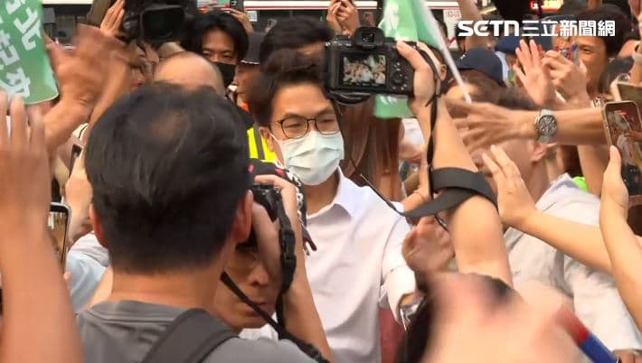 洋流發威!沈伯洋「戴口罩」現身小巨蛋前 民眾擠爆高喊:我們的市長(新聞配圖)