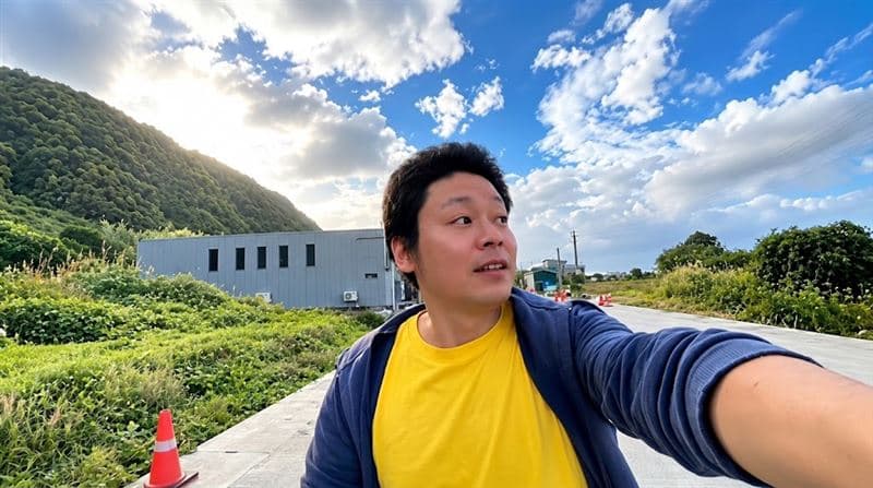 日本網紅再爆綠島「無照騎車」!還未戴安全帽、單手自拍 網氣炸促嚴辦(新聞配圖)