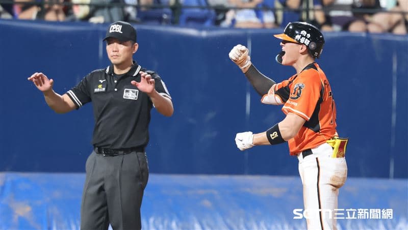 中職/前天超前安!今追平三壘打又開轟 陳聖平連2戰MVP嗨跳「閃身步」(新聞配圖)