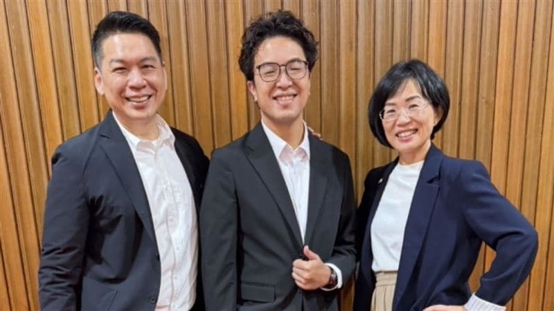 立院開議日沈伯洋蘇巧慧穿同款新跑鞋 原因洩51戰隊好感情(新聞配圖)
