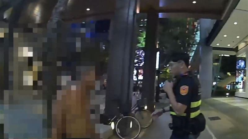 獨家／信義區驚見「半裸阿北火焰秀」坐香堤大道狂燒！下秒被抓上警車（新聞配圖）
