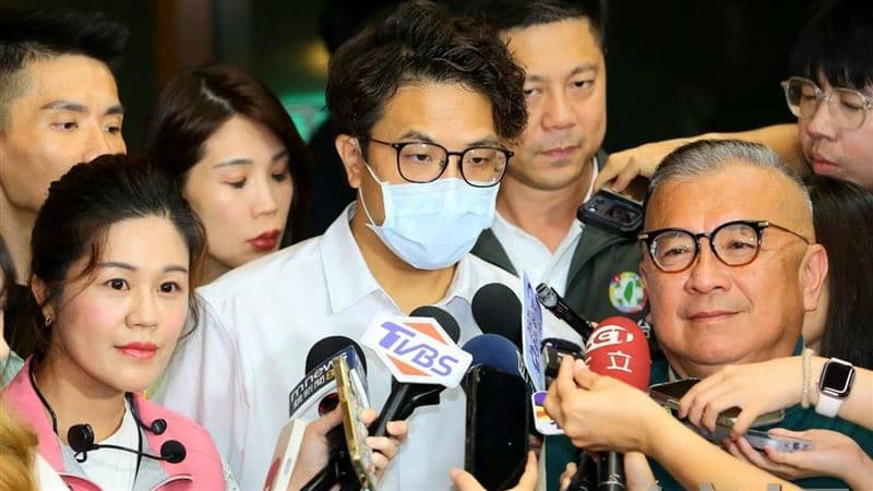 沈伯洋發燒照辦「市長,你給我聽好了!」 戴口罩還唱「生日快樂」(新聞配圖)