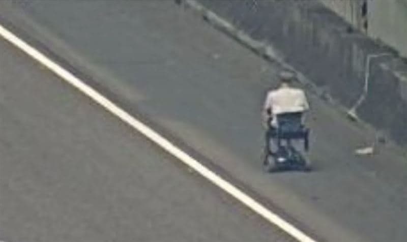 82歲阿公「騎電動代步車」誤闖國道!路肩前行1公里 驚險畫面曝光(新聞配圖)