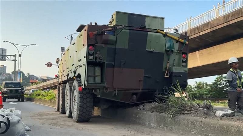 快訊／現場畫面曝！國軍八輪甲車自撞…整車「卡分隔島」還把燈桿撞斷（新聞配圖）