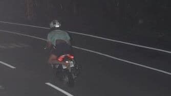限速60飆到105!苗栗屁孩「伸腳遮牌」躲罰單…下場遭重罰再扣牌半年(新聞配圖)