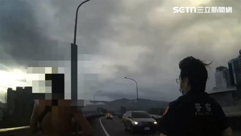 揮拳襲警遭壓制!半裸男徒步環東高架 包包還掉出安毒針筒(新聞配圖)