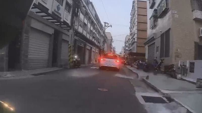 駭人畫面曝!炸下「磁磚雨」差幾秒就砸到人…女騎士驚呼:小命保住了(新聞配圖)