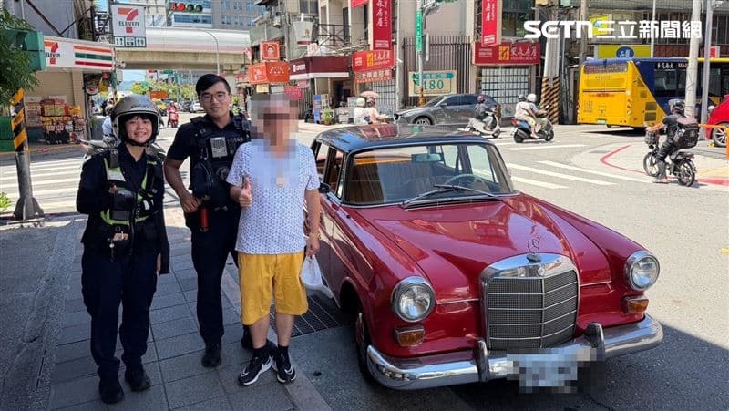 出廠56年之久!古董賓士車拋錨卡路口 北投所長偕女警推車解危(新聞配圖)