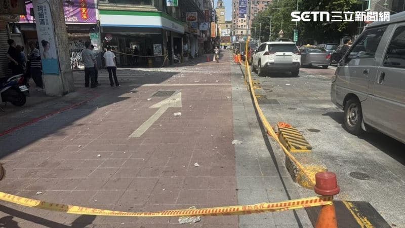 與死神擦身！寧夏夜市大樓「磁磚雨」狂瀉　警員險遭擊中直呼「命真大」（新聞配圖）