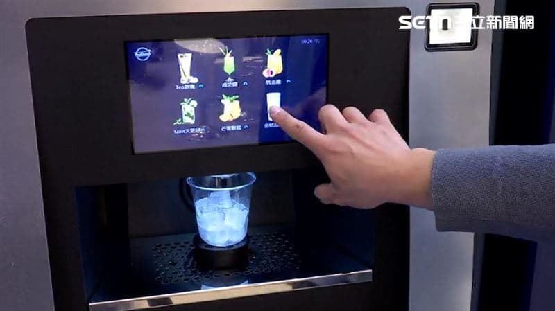 世界加盟展「無人商機」 AI炒飯、調飲一鍵搞定(新聞配圖)
