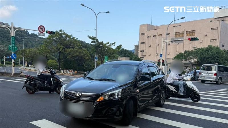 騎士滿身傷!北市轎車迴轉未禮讓 撞對向機車釀3車事故(新聞配圖)