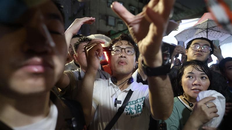 大雨澆不熄「洋流」!沈伯洋掃師大夜市再爆棚 店家驚呼:幾十年沒看過(新聞配圖)