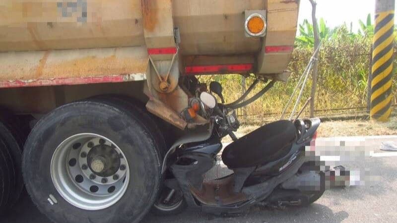 嘉義死亡車禍！婦人騎車自撞砂石車「卡車尾」她頭部受創…重傷送醫不治（新聞配圖）