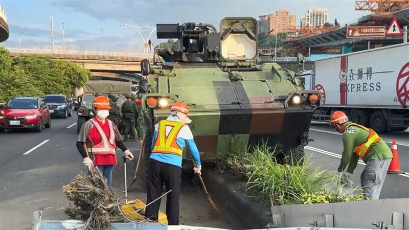 肇事原因曝!國軍「雲豹」甲車卡分隔島、撞斷燈桿…年輕女軍官這樣說(新聞配圖)