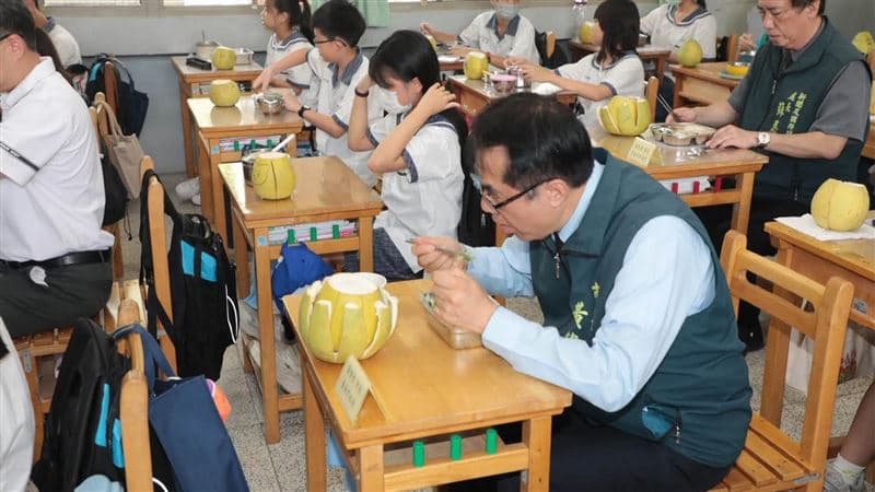 台南營養午餐發「整顆甘露梨」當金孫養!黃偉哲1句話酸爆蔣萬安(新聞配圖)