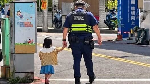 「毛怪警察」牽3歲阿布回家!超暖心溫馨照曝光 萬人按讚:安全感滿滿(新聞配圖)
