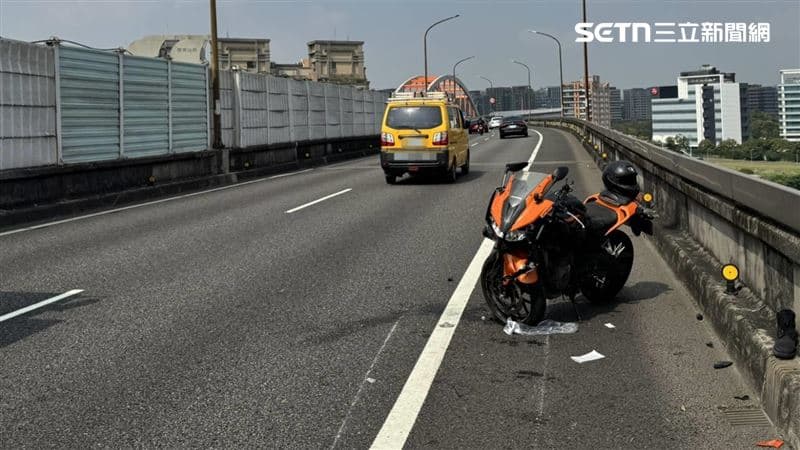 為了避讓救護車!環東大道小貨車遭追撞 重機騎士手腳骨折送醫(新聞配圖)